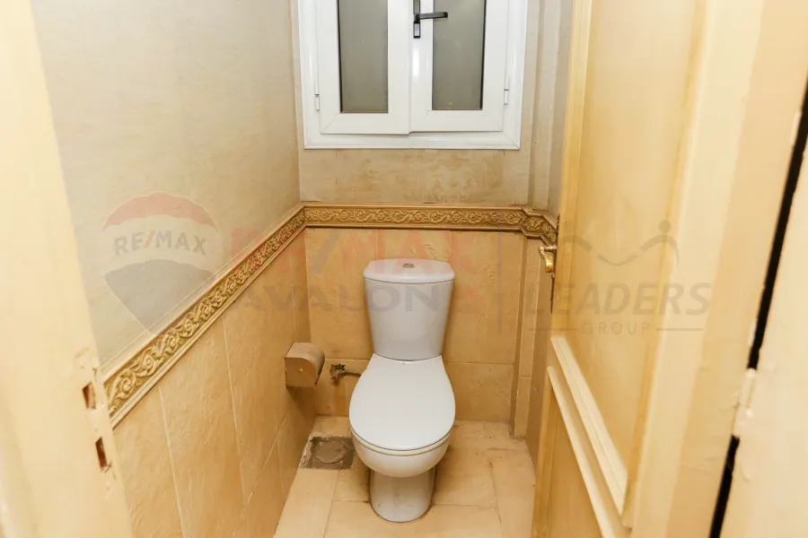 شقة للبيع 250 م جناكليس (ش ابو قير)