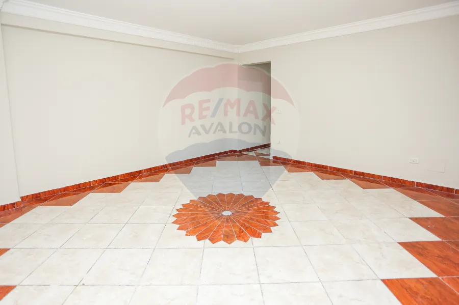 شقة للايجار 265 م رشدي (علي الترام مباشرة)