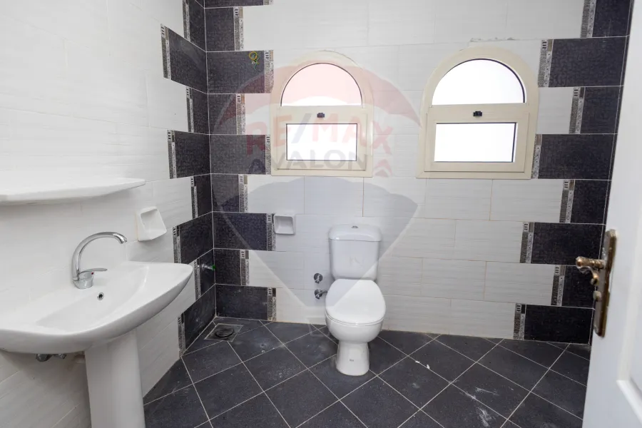 فيلا ستاند الون للبيع 1,300 م (اليكس ويست - انطونيادس)