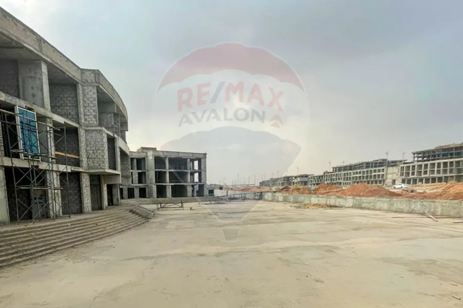 محل + رووف للبيع 49 م العاصمة الادراية (هاب كابيتال - حي السفارات)