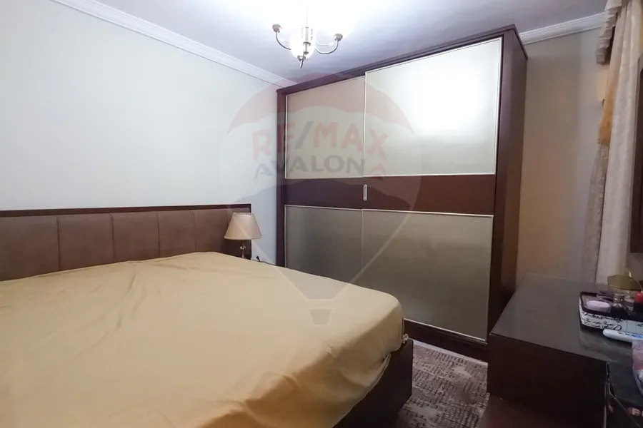 شقة للبيع 110 م محرم بك ( خطوات من محور المحمودية )