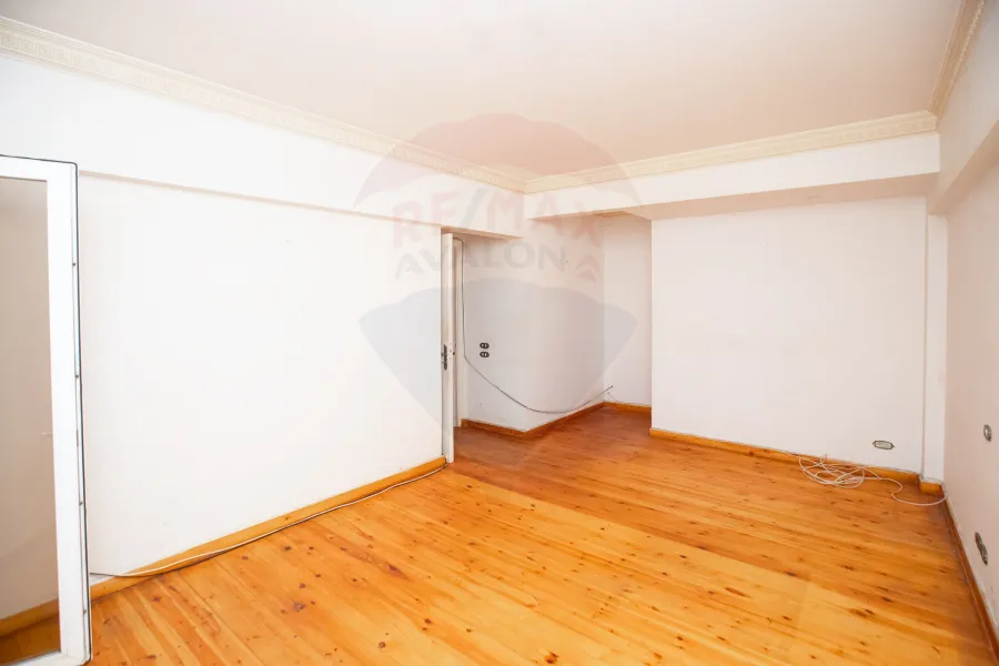 شقة للبيع  170م كفر عبده  (ش امير البحار - خطوات من ش ابوقير الرئيسي