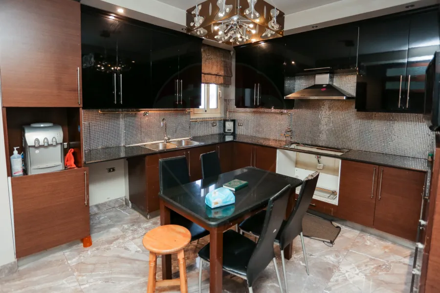 شقه للبيع  300 م كفر عبده (ش نبيل شاكر)