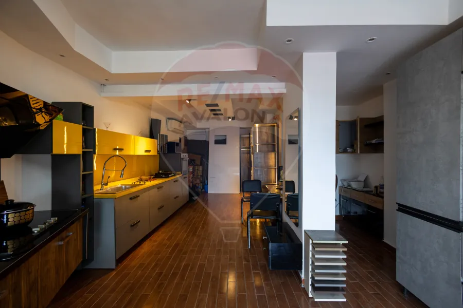 محل + ميزان للبيع 83 م + 100 م السرايا (على البحر مباشرة)