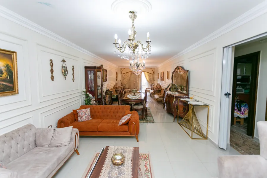 شقة للبيع 190 م كامب شيزار (علي الترام مباشرةً)