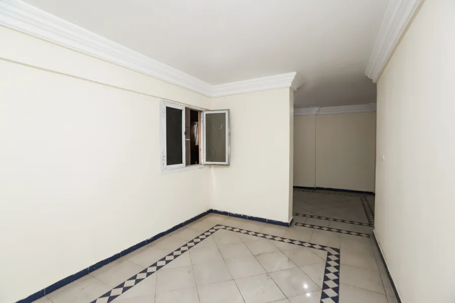 شقة للبيع 140 م ميامي (علي البحر مباشرة - خطوات من ش 45)