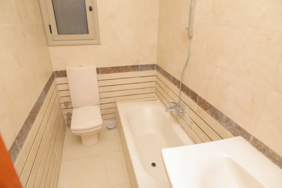 شقة للإيجار مفروش 125م سيدى جابر - خطوات من البحر ومستشفى القوات المسلحة