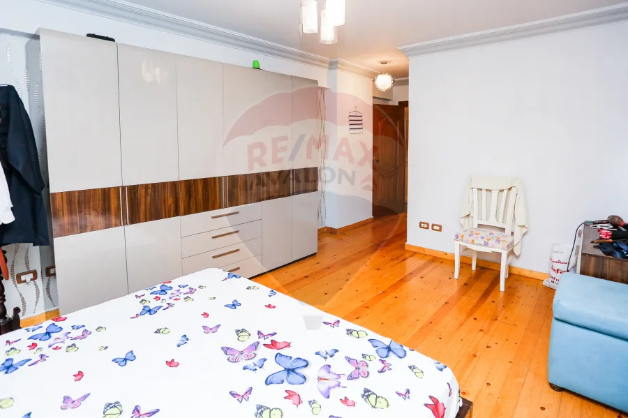 شقه للبيع 265 م صافي جليم (شارع ابوقير مباشرة - تطل علي ميدان جليم)