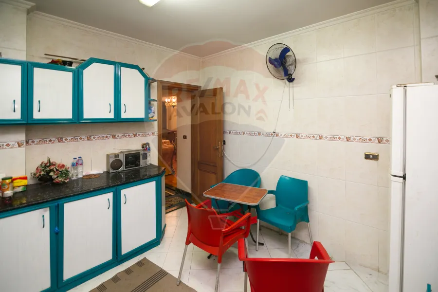 شقة للبيع 180 م لوران (ش عبد السلام عارف على الترام مباشرة)