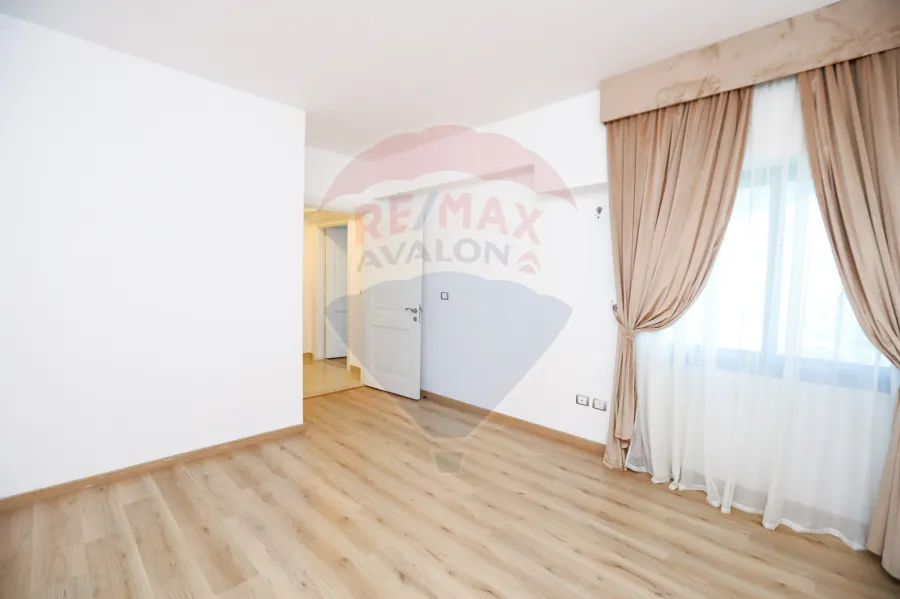 شقه للايجار 220 م  سموحه ( ابراج الجيش )