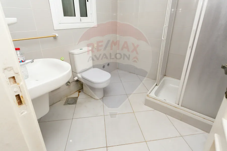 شقة للبيع 225 م لوران (علي الترام مباشرة)