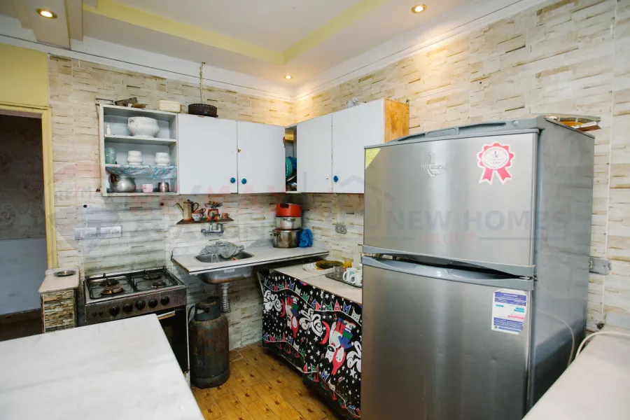 شقة للبيع 120 م سيدي بشر(علي البحر مباشرة)