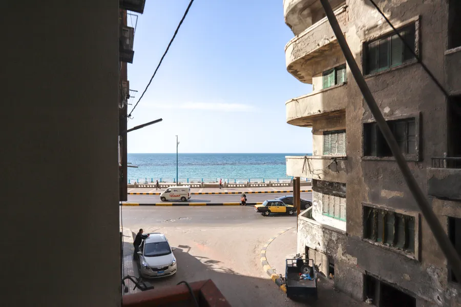 شقة للبيع 140 م ميامي (علي البحر مباشرة - خطوات من ش 45)