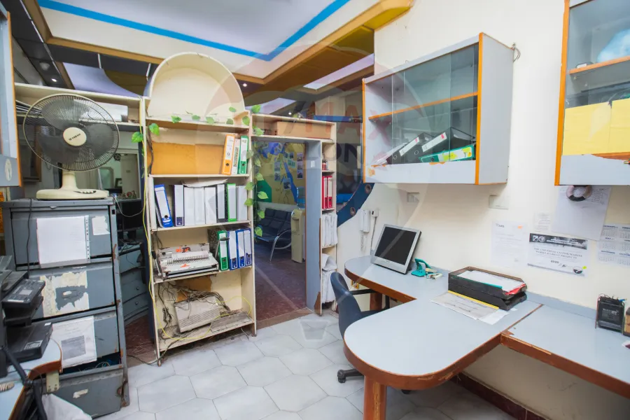 شقة إدارى للإيجار 170 م ميامى (على البحر مباشرة)