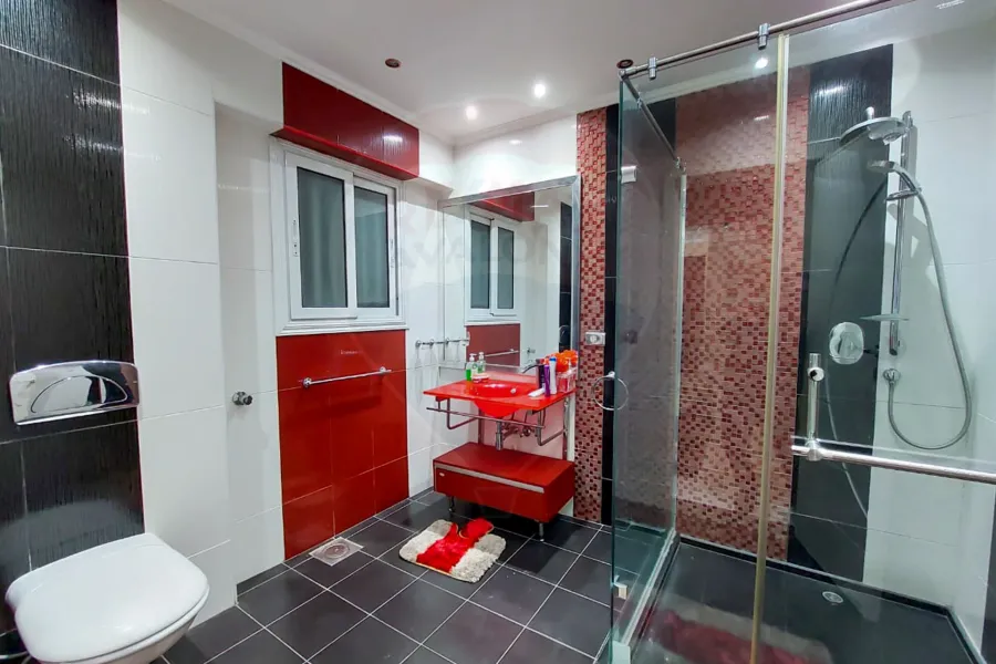 شقة للبيع 400 م سابا باشا (علي البحر مباشرة)