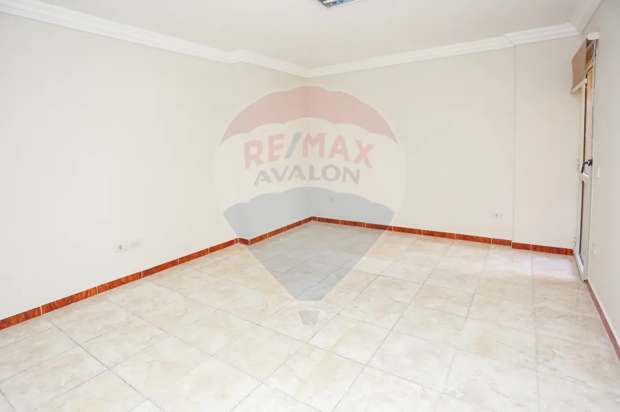 شقة للايجار 265 م رشدي (علي الترام مباشرة)