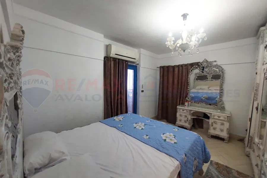 شقة مفروشة للإيجار السنوي 120 م سيدي جابر (عمارات الضباط - اول نمرة بحر)