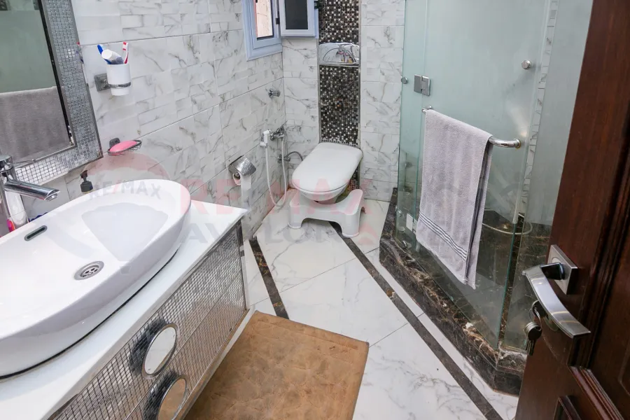 شقة للبيع 265 م زيزينيا (ش أبو قير)