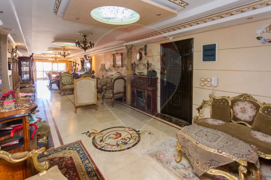 شقة للبيع 275 م كفر عبده (ش سكينة بنت الحسين)