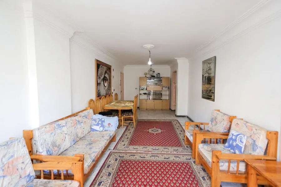 شقة للبيع 185م المندرة (ش جمال عبد الناصر)