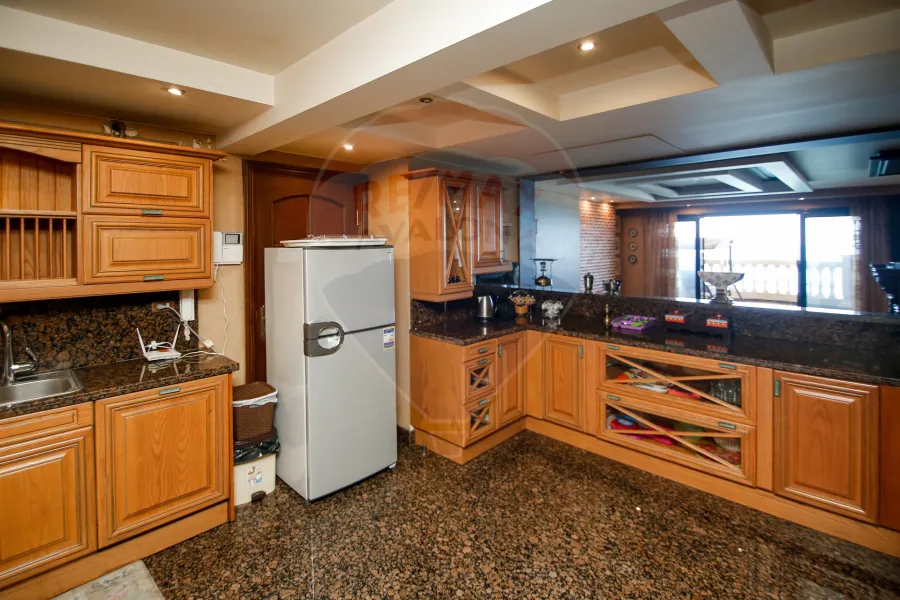 شقة للبيع 365 م السرايا ( على البحر مباشرة )