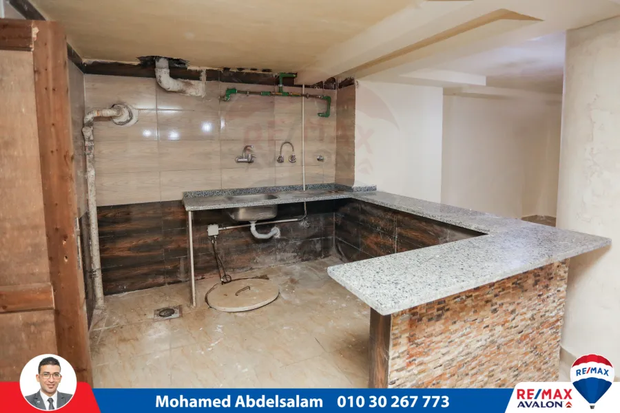 بدروم تجاري للبيع 300 م سيدي بشر (ش جمال عبد الناصر) -