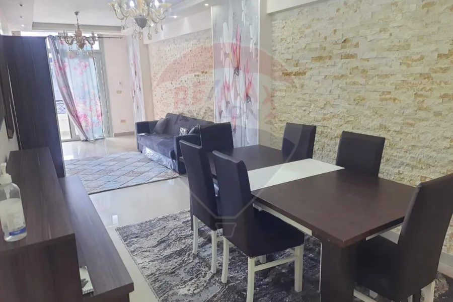 شقة للايجار المفروش 130 م كامب شيزار (تاني نمرة من البحر)