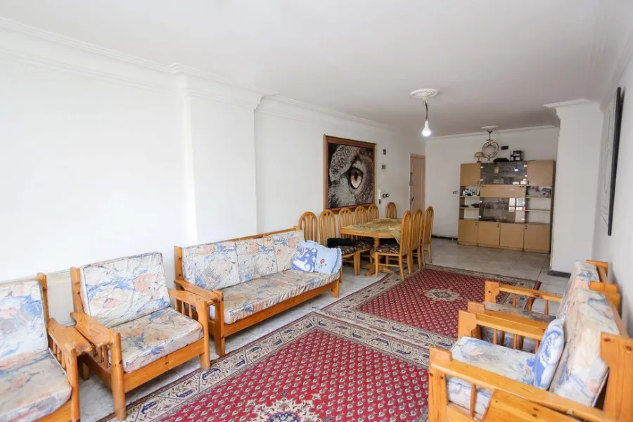 شقة للبيع 185م المندرة (ش جمال عبد الناصر)