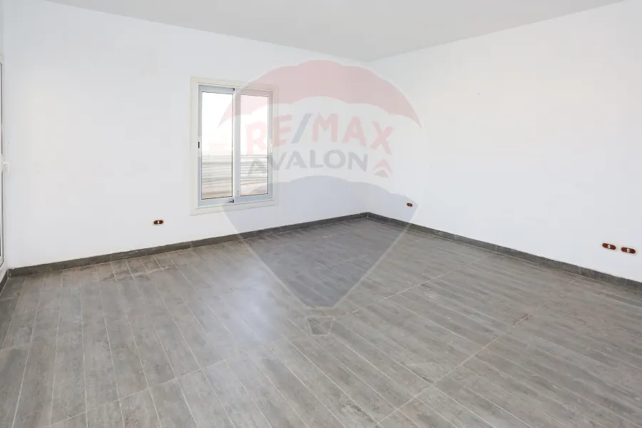 شقة للإيجار 285 م مباني + 210 م تراس سموحة (شارع زكي رجب)