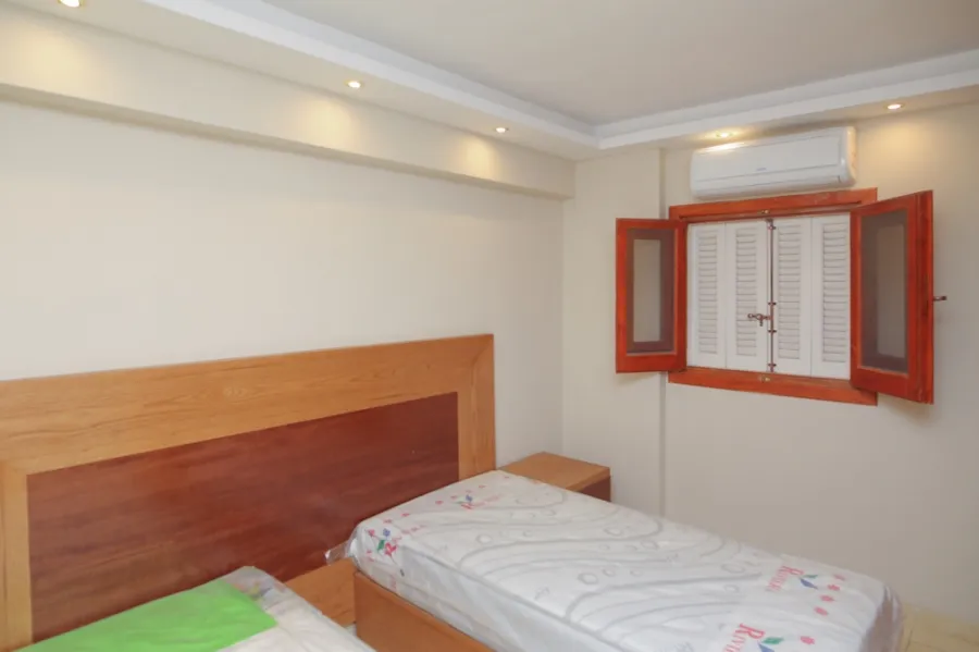 شقة للإيجار مفروش 125م سيدى جابر - خطوات من البحر ومستشفى القوات المسلحة