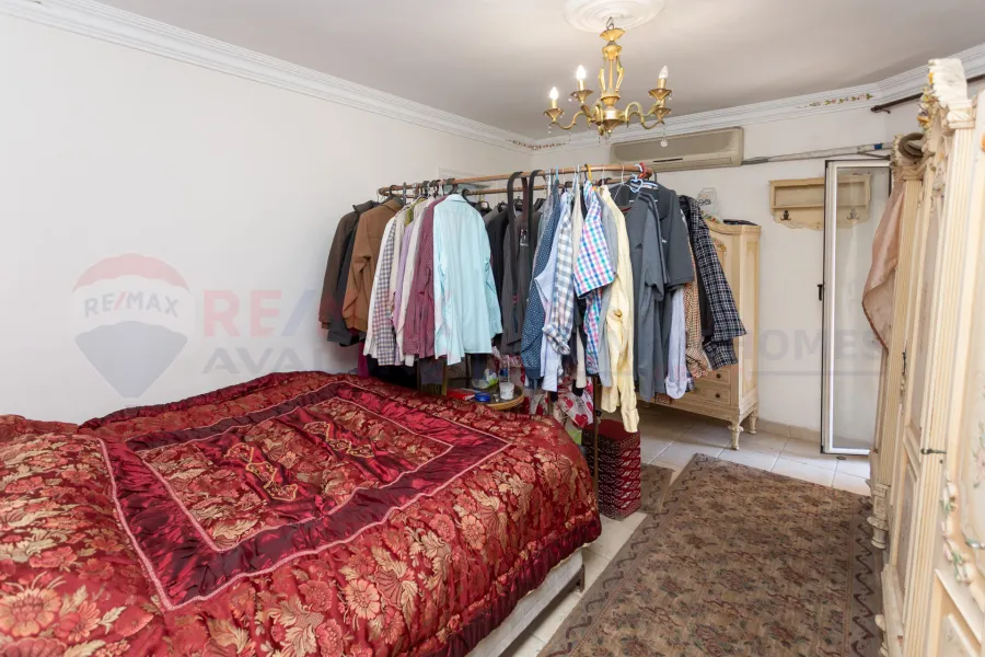 شقة للبيع 225 م كامب شيزار (علي البحر مباشرة)