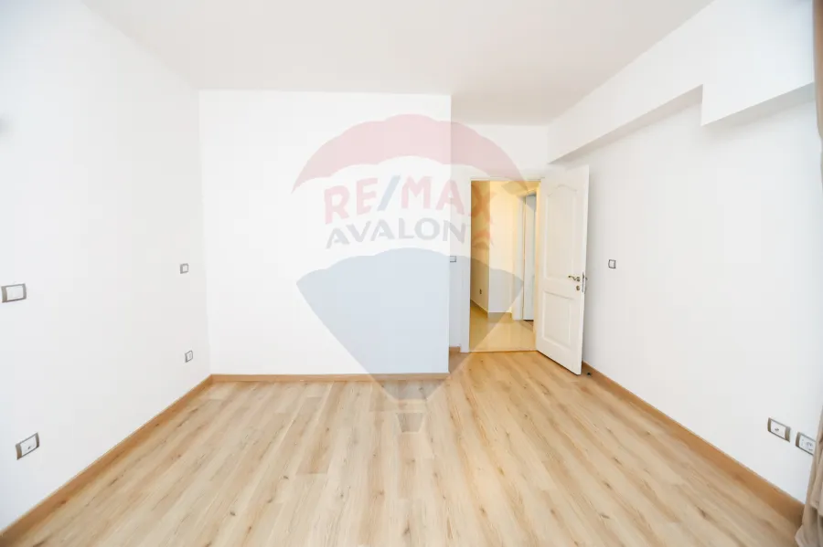 شقه للايجار 220 م  سموحه ( ابراج الجيش )