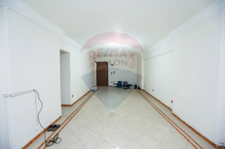 شقه للبيع 175 م كامب شيزار (خطوات من البحر - تري البحر جانبي)