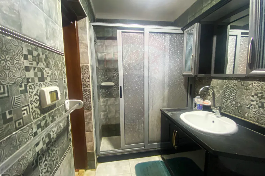 شقة للايجار110 م رشدي ( علي الترام مباشره)