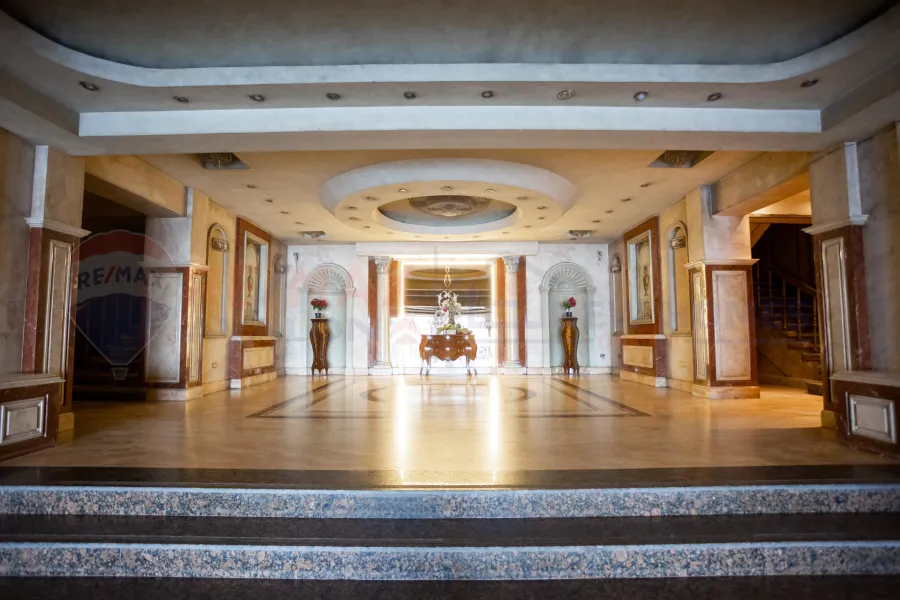 شقة للبيع 600 م سان ستيفانو (على البحر مباشرة - برج النحاس)