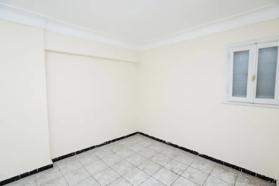 شقة للبيع 140 م ميامي (علي البحر مباشرة - خطوات من ش 45)