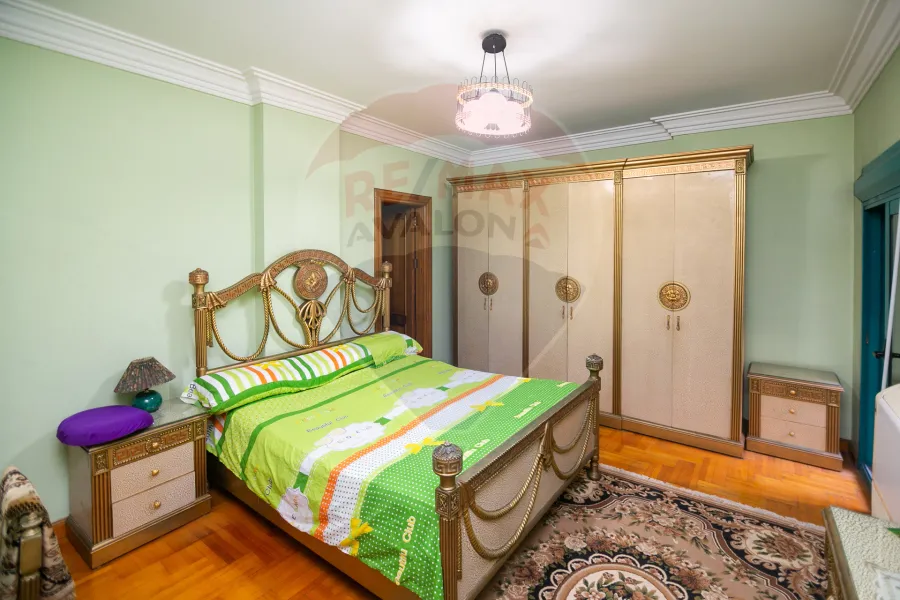 شقة للبيع 180 م لوران (ش عبد السلام عارف على الترام مباشرة)