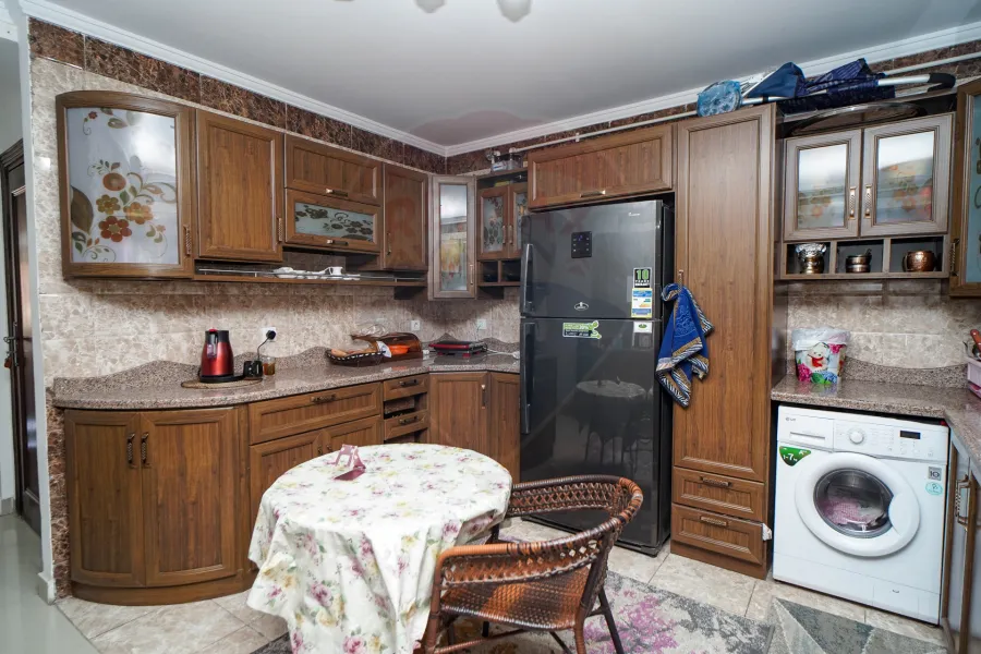 شقة للبيع 200 م لوران (ش الاقبال)