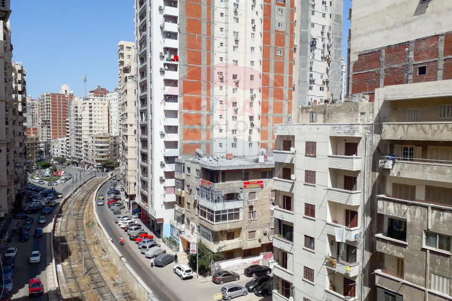 شقة للايجار 200 م الاقبال (علي الترام مباشرة)