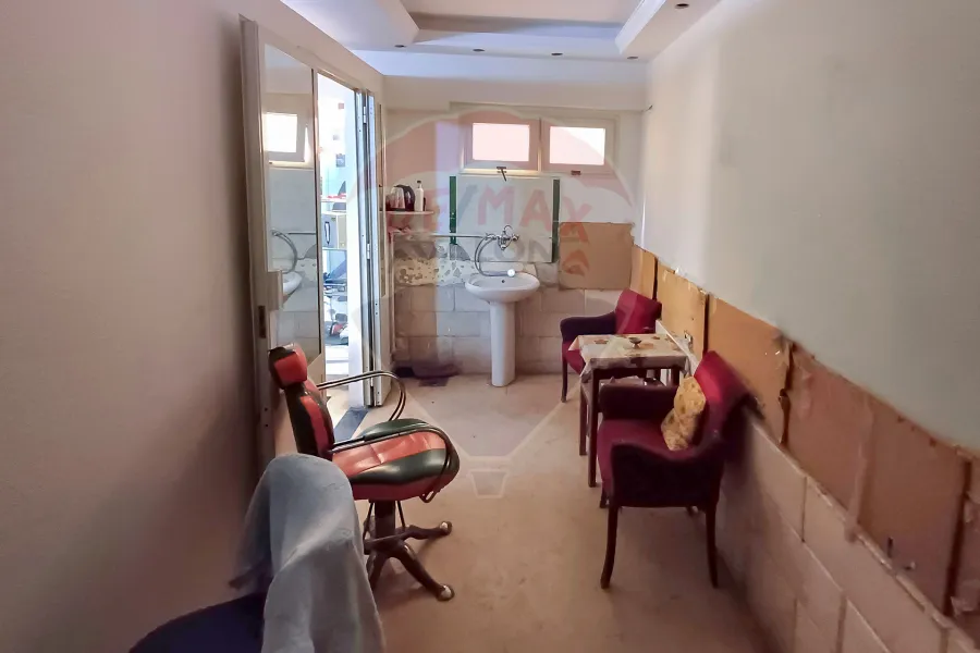 ميزان للإيجار 100 م محرم بك (ش بوالينو - على الترام مباشرة)