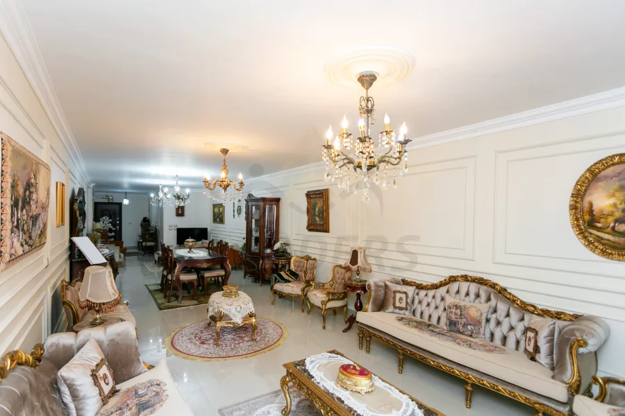 شقة للبيع 190 م كامب شيزار (علي الترام مباشرةً)