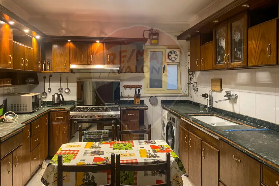 Apartment For Rent 200 m Stanley (Steps from the Sea)