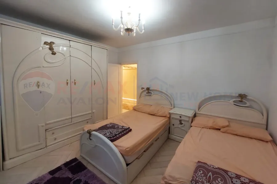 شقة مفروشة للإيجار السنوي 120 م سيدي جابر (عمارات الضباط - اول نمرة بحر)