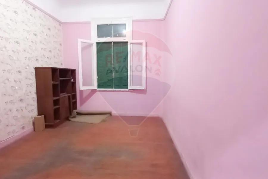 شقة للإيجار 200 م الازاريطة ( بالقرب من كلية طب اسنان )