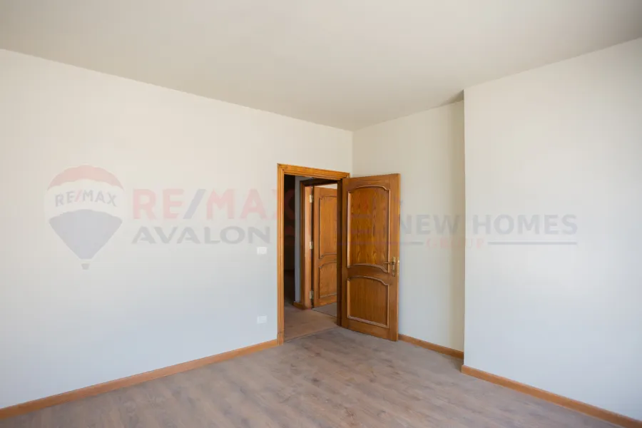 شقة للبيع 270 م ستانلي (ش عبد العزيز فهمي - برج براند) - اول سكن