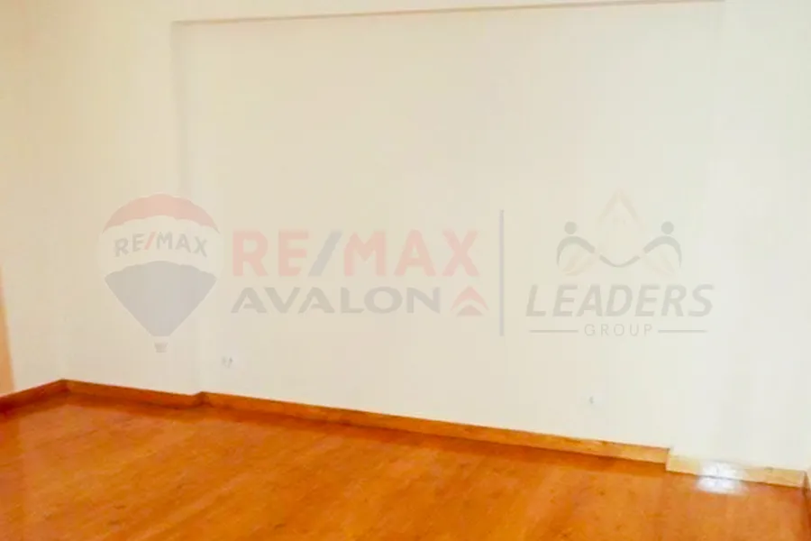 شقة للبيع 163 م كامب شيزار (خطوات من ش بور سعيد)