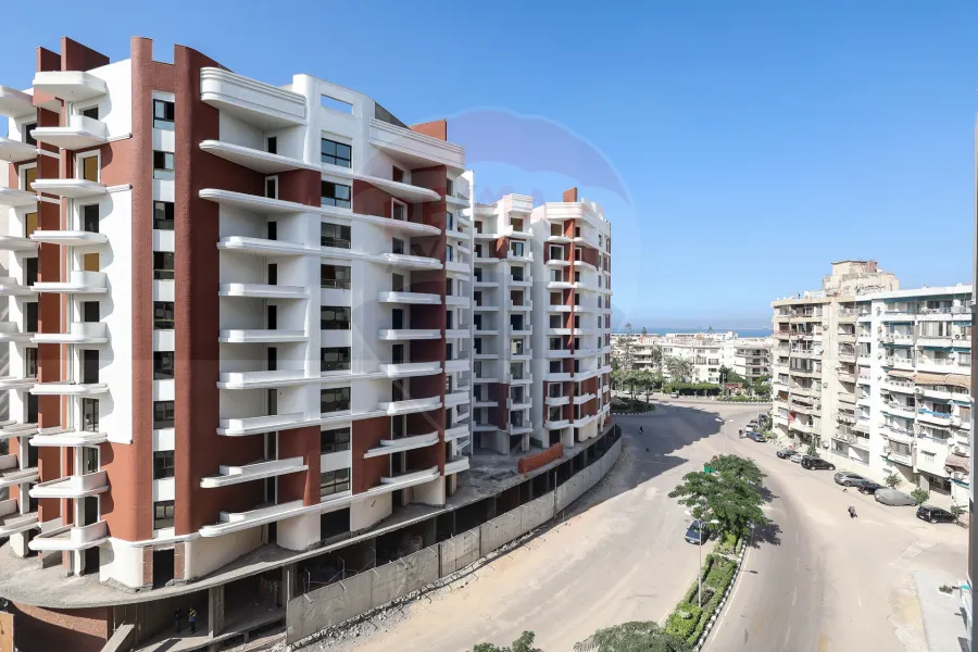 شقة للبيع 140 م المعمورة الشاطئ (خطوات من البحر)