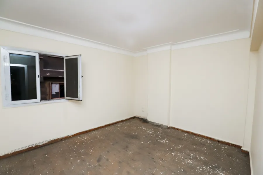 شقة للبيع 140 م ميامي (علي البحر مباشرة - خطوات من ش 45)