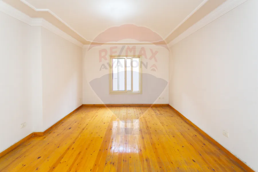 شقة للبيع 225 م لوران (علي الترام مباشرة)