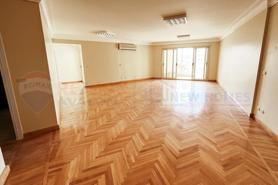 شقة للايجار 186 م سموحة (ش فوزي معاذ)